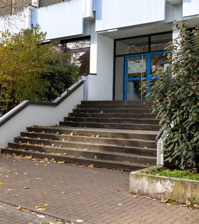 Ansicht der Karolina-Burger-Realschule plus in Ludwigshafen-Mundenheim am 13.11.2025.
