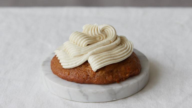 Ein Karrotten-Küchlein mit Frosting.