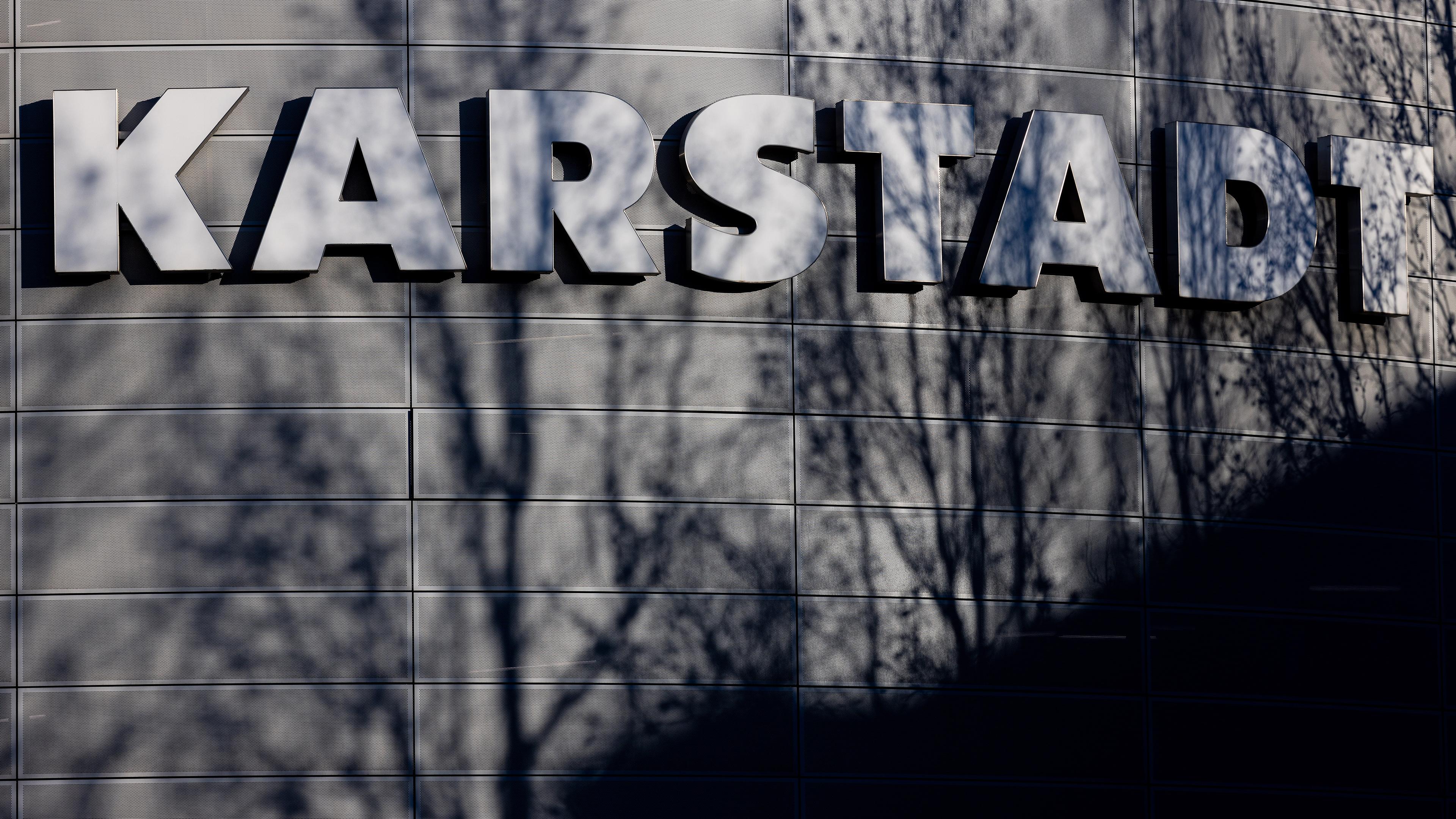 Der Schriftzug "Karstadt" ist an der Filiale des Warenhauskonzerns Galeria Karstadt Kaufhof am Limbecker Platz zu sehen
