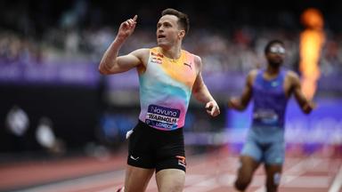 Karsten Warholm jubelt beim Zieleinlauf über 400 Meter Hürden 