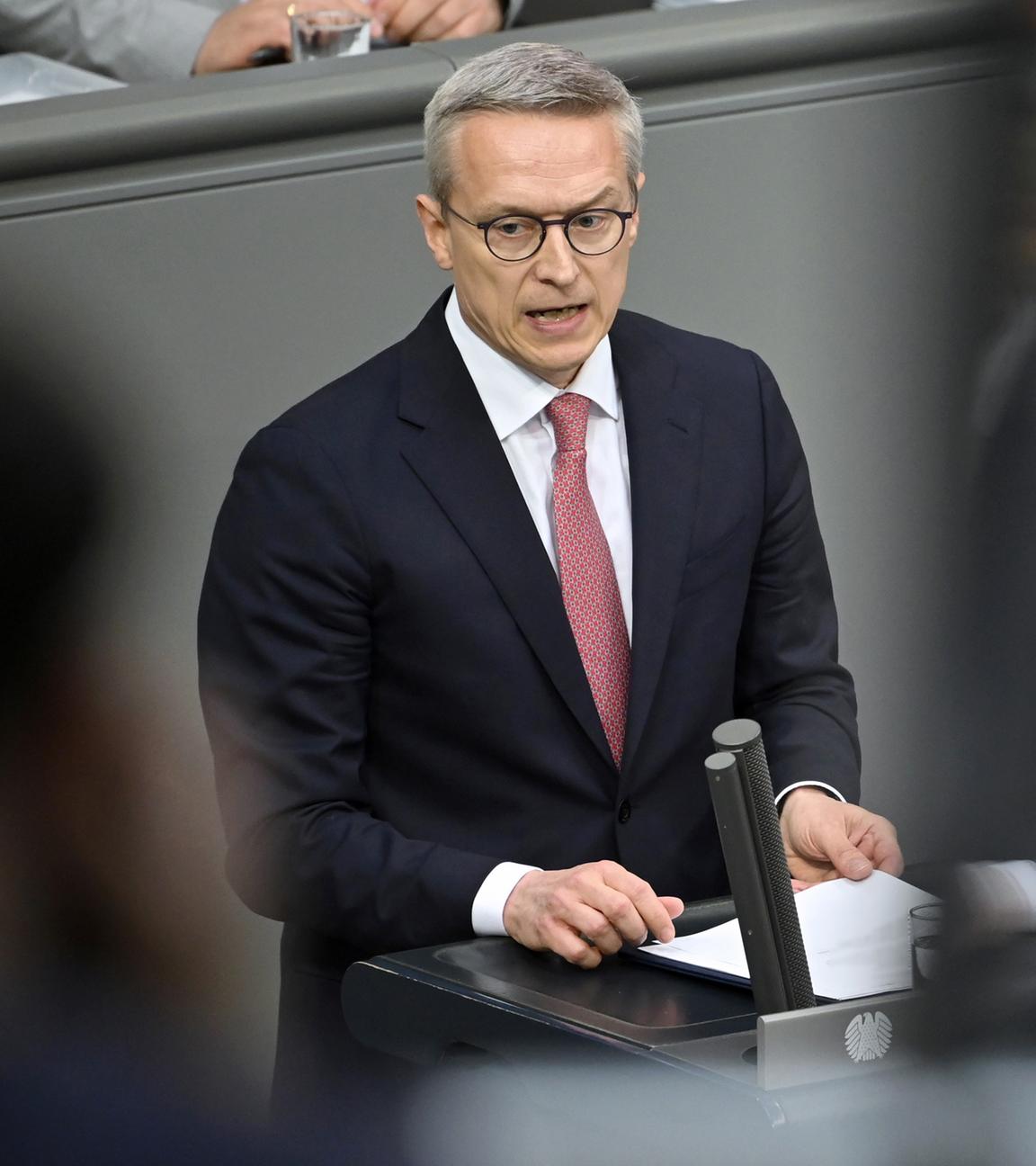 16.05.2025, Berlin: Karsten Wildberger (CDU), Bundesminister für Digitalisierung und Staatsmodernisierung, spricht im Plenarsaal im Bundestag zu den Abgeordneten. 