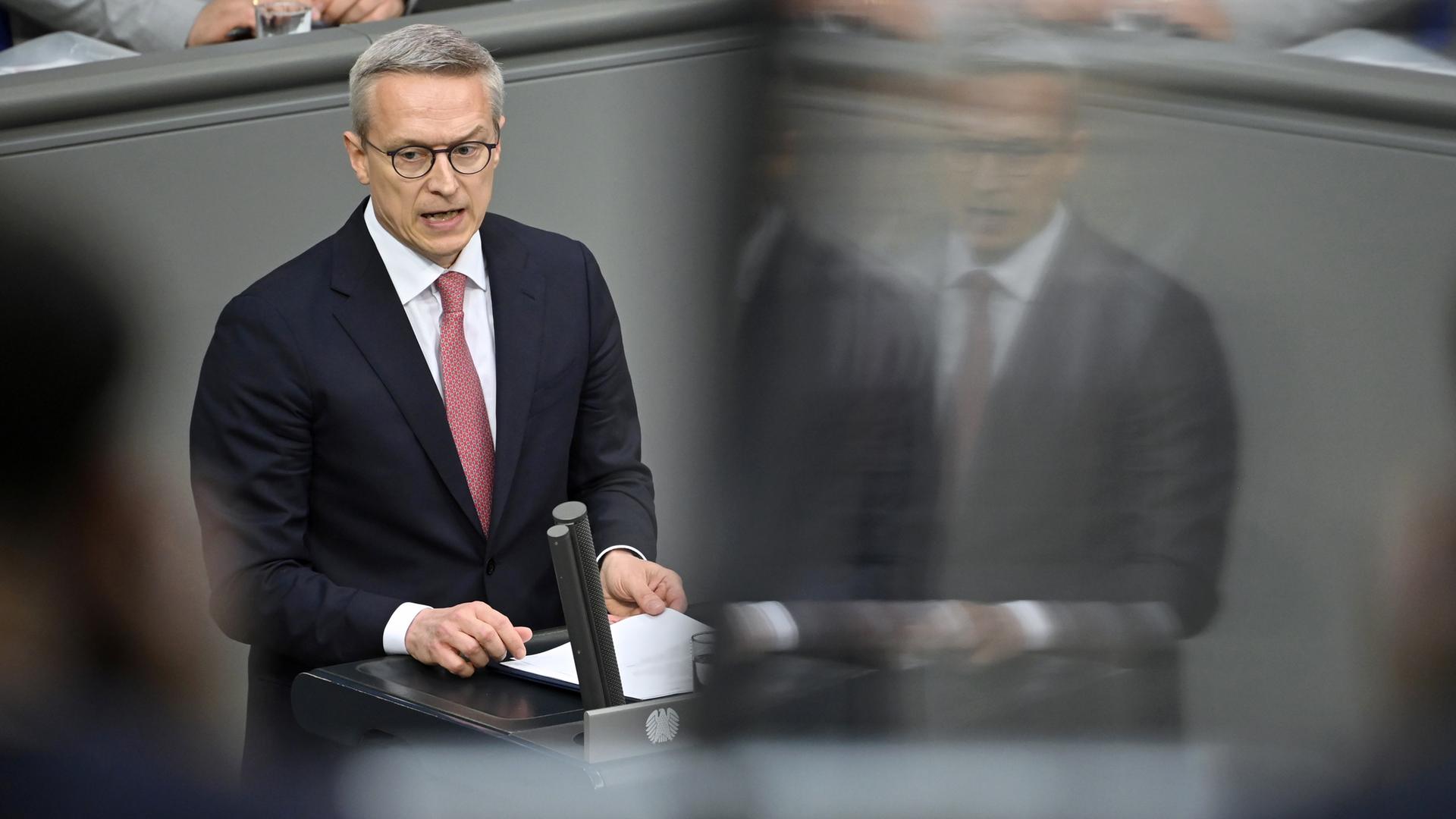 16.05.2025, Berlin: Karsten Wildberger (CDU), Bundesminister für Digitalisierung und Staatsmodernisierung, spricht im Plenarsaal im Bundestag zu den Abgeordneten. 