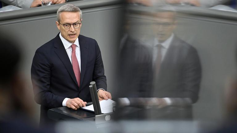 16.05.2025, Berlin: Karsten Wildberger (CDU), Bundesminister für Digitalisierung und Staatsmodernisierung, spricht im Plenarsaal im Bundestag zu den Abgeordneten. 