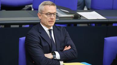 Karsten Wildberger, Bundesminister für Digitales und Staatsmodernisierung, sitzt bei einer Sitzung im Deutschen Bundestag