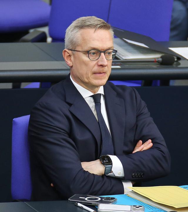 Karsten Wildberger, Bundesminister für Digitales und Staatsmodernisierung, sitzt bei einer Sitzung im Deutschen Bundestag