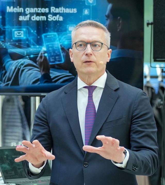 Karsten Wildberger (parteilos), Bundesminister für Digitalisierung und Staatsmodernisierung, stellt während einer «Presse-Roadshow» an verschiedenen Stationen, wie beispielsweise Eudi Wallet, den aktuellen Stand und Pläne zu den zentralen Projekten vor.