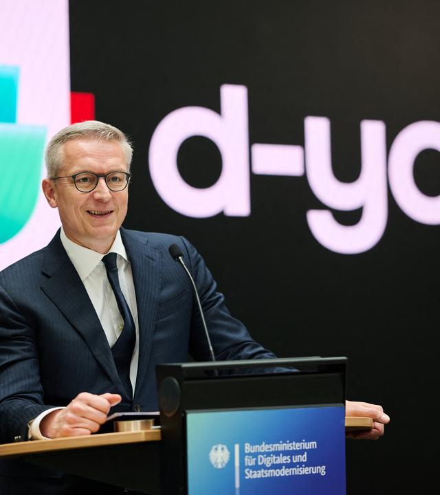 Karsten Wildberger (CDU), Bundesminister für Digitalisierung und Staatsmodernisierung, präsentiert bei einer Pressekonferenz im Bundesministerium für Digitales und Staatsmodernisierung den Namen und das Logo der EUDI-Wallet d-you.