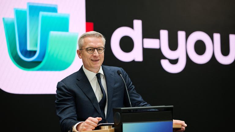 Karsten Wildberger (CDU), Bundesminister für Digitalisierung und Staatsmodernisierung, präsentiert bei einer Pressekonferenz im Bundesministerium für Digitales und Staatsmodernisierung den Namen und das Logo der EUDI-Wallet d-you.