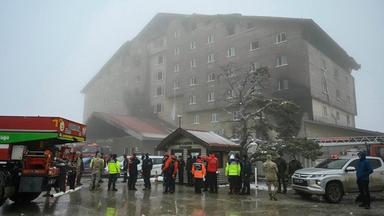 Das ausgebrannte Hotelgebäude in Kartalkaya in der Türkei.