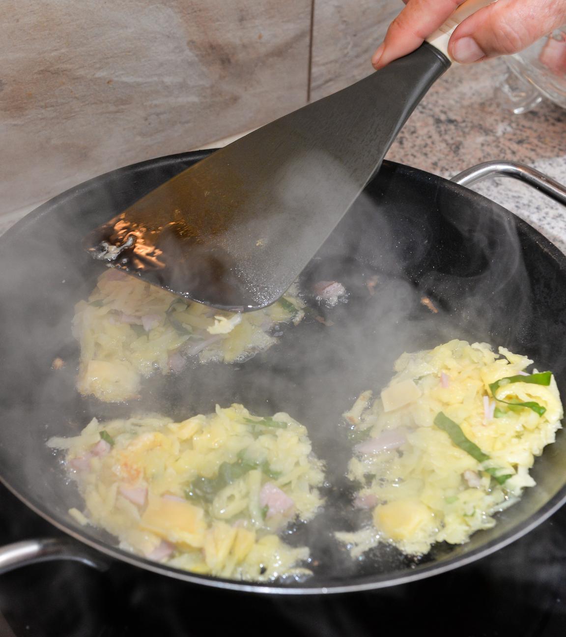 Kartoffel-Kürbis-Rösti in Pfanne