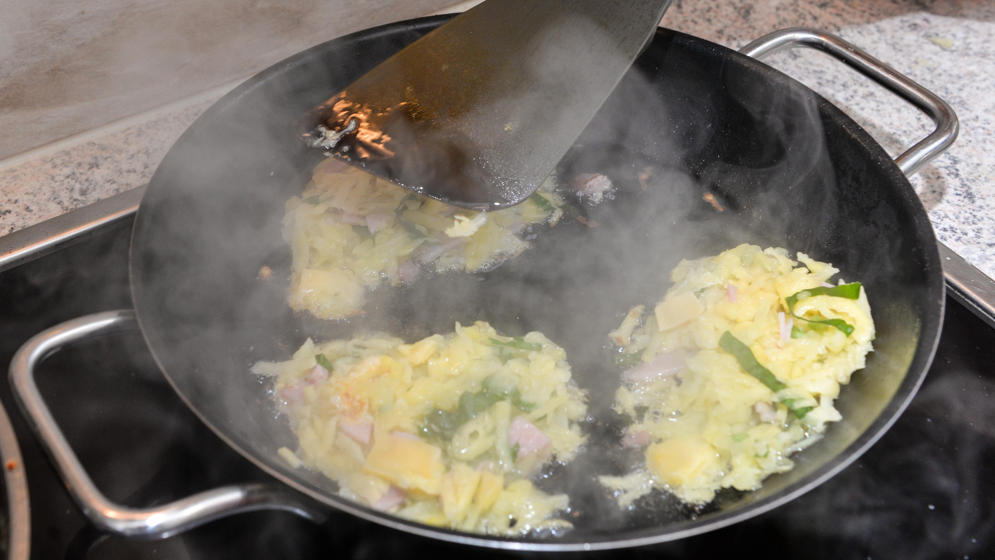 Kartoffel-Kürbis-Rösti in Pfanne
