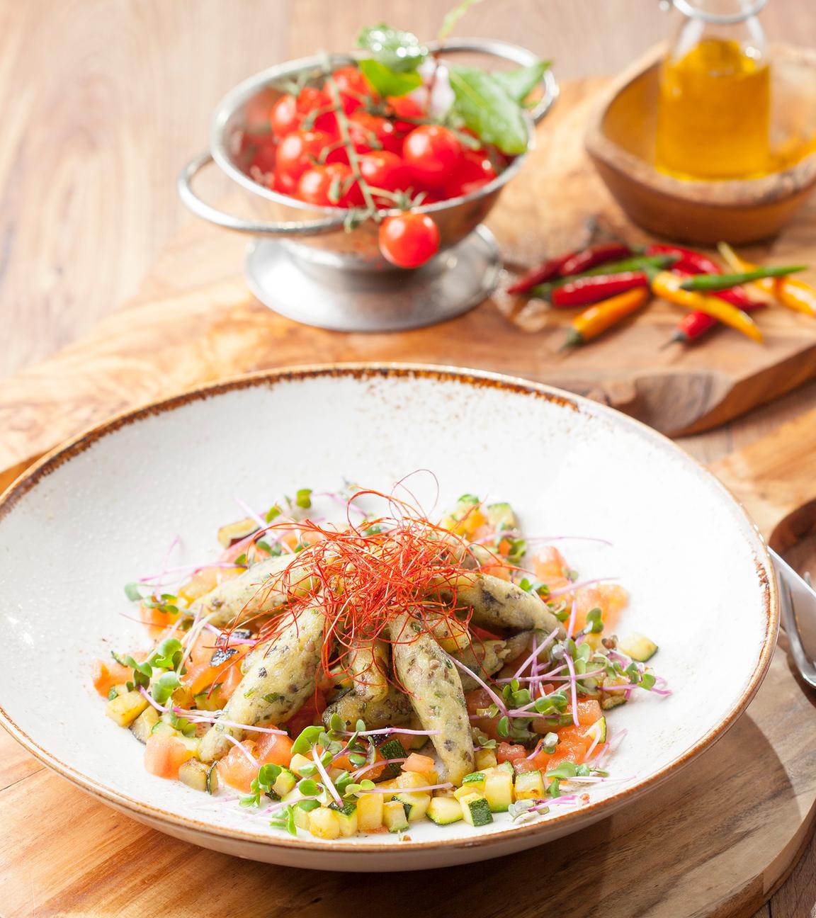 Kartoffel-Pilznudeln auf mediterranem Gemüse