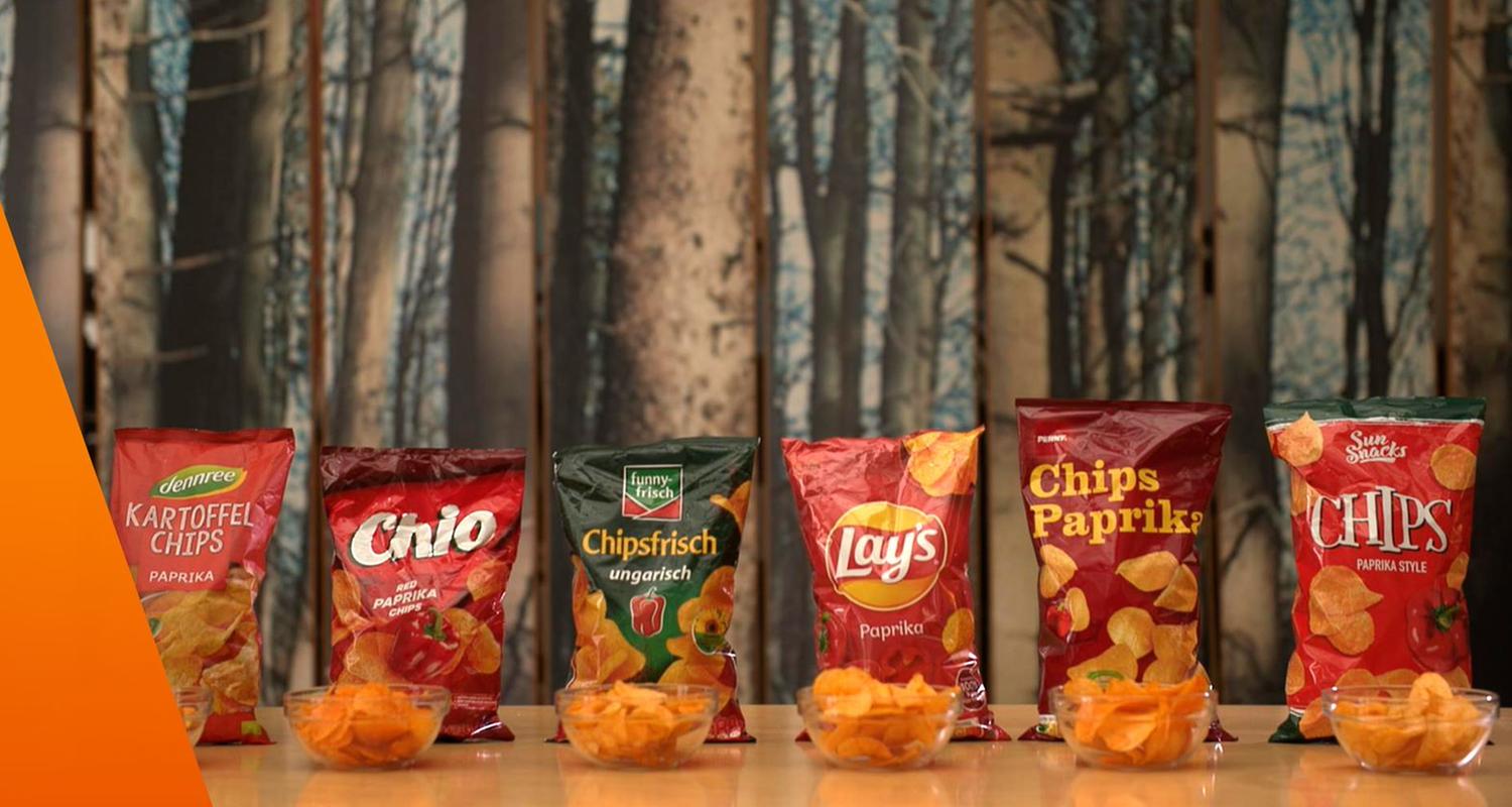 6 verschiedene Sorten Kartoffelchips aufgereiht
