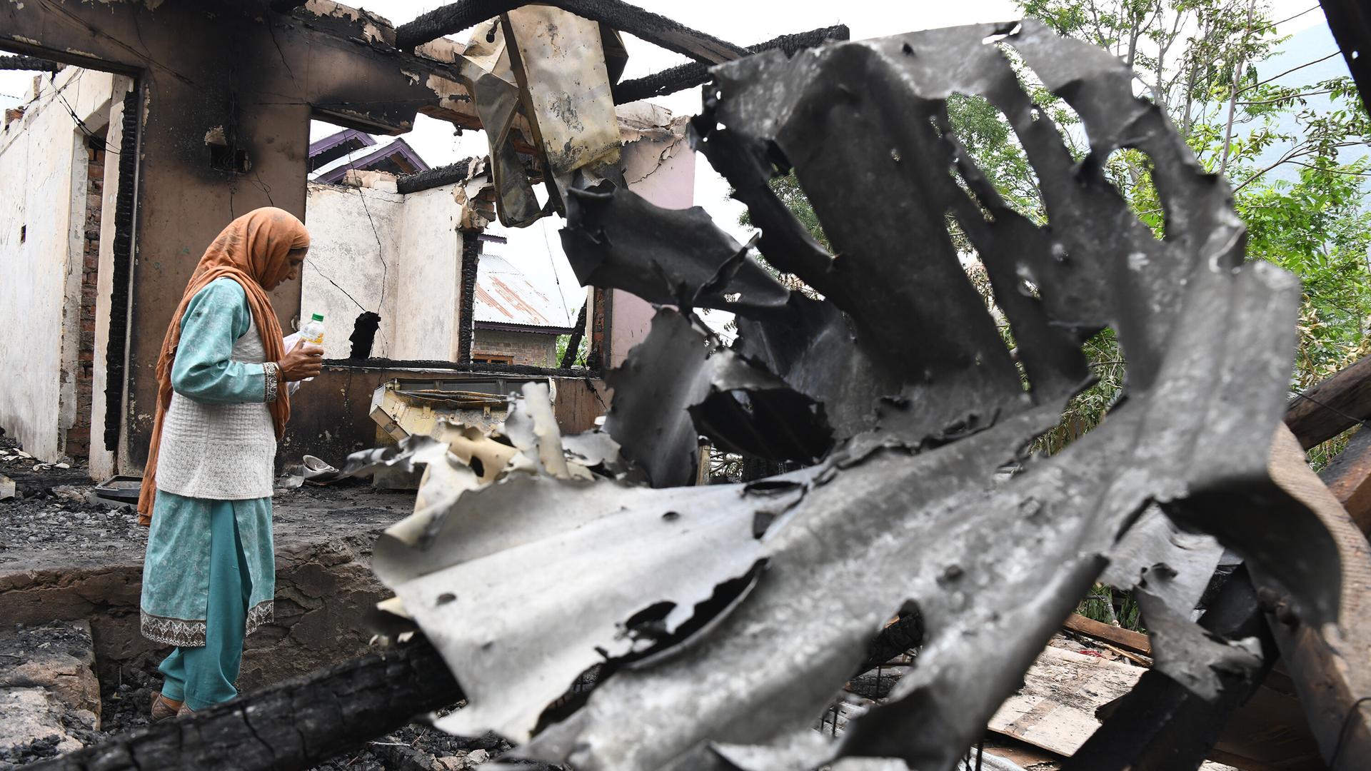 Kashmir-Konflikt: Zivilisten in beschädigten Häusern nach Beschuss von pakistanischer Seite