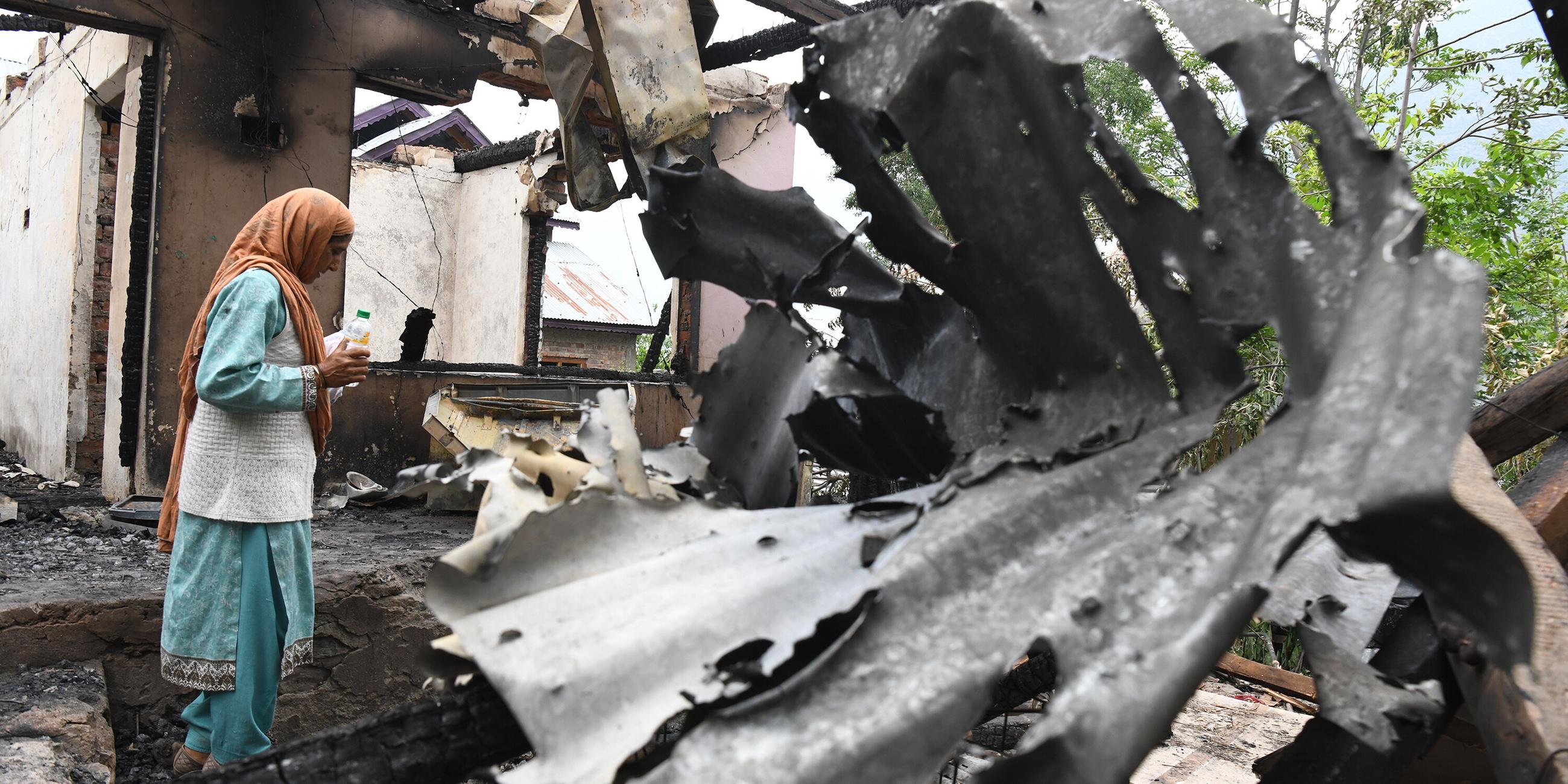 Kashmir-Konflikt: Zivilisten in beschädigten Häusern nach Beschuss von pakistanischer Seite