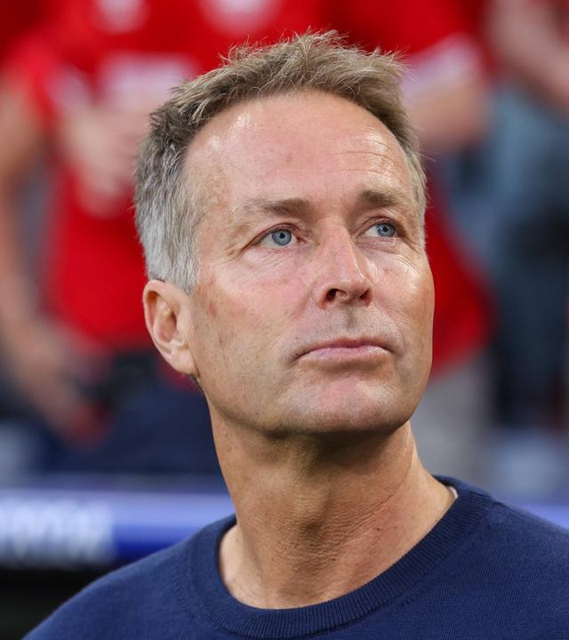 Dänemarks Fußballtrainer Kasper Hjulmand am 25.06.2024 blickt nach oben während eines Fußballspieles der EM gegen Serbien.