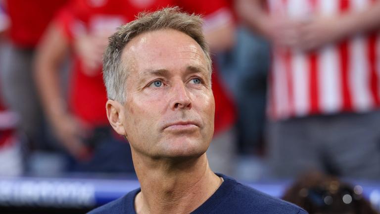 Dänemarks Fußballtrainer Kasper Hjulmand am 25.06.2024 blickt nach oben während eines Fußballspieles der EM gegen Serbien.