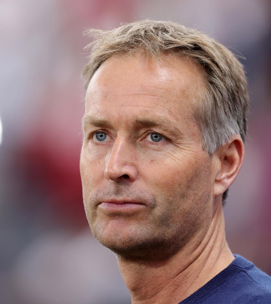 Porträtfoto des Fußballtrainers Kasper Hjulmand.