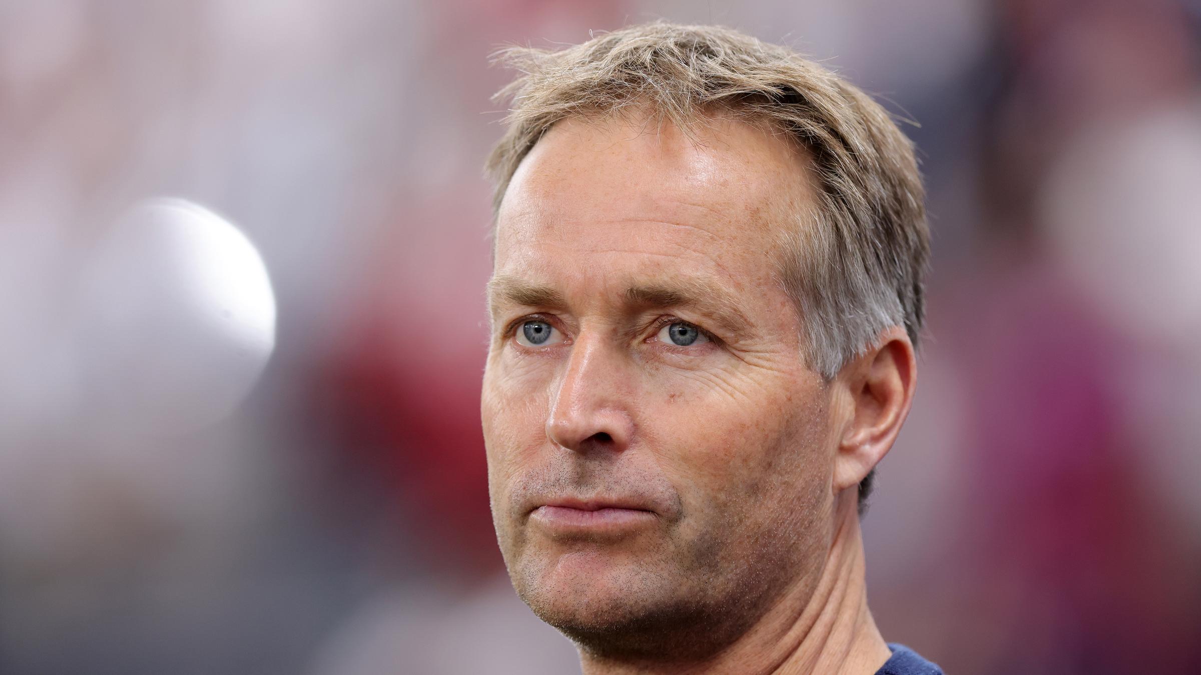 Porträtfoto des Fußballtrainers Kasper Hjulmand.