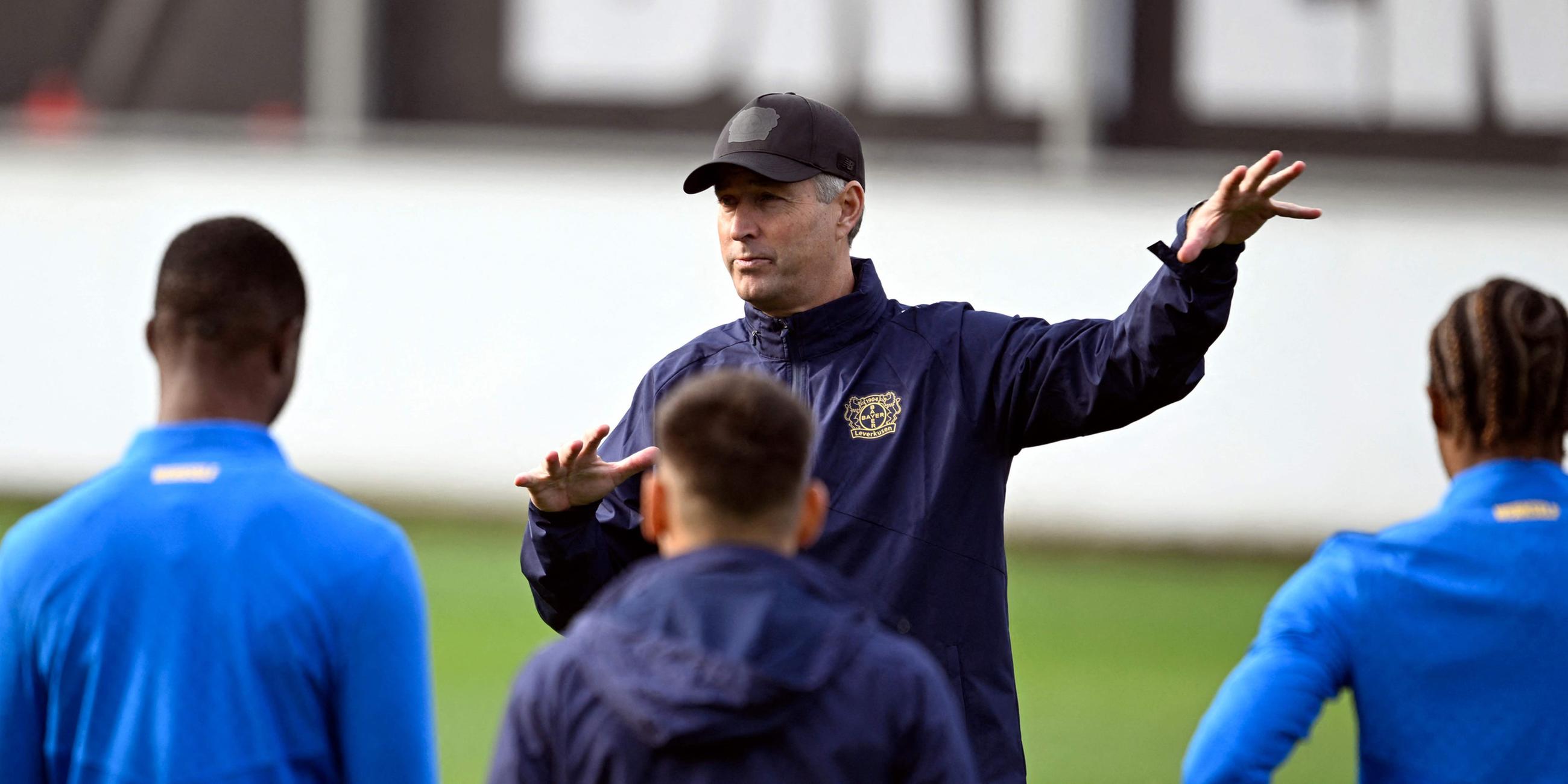 Bayer-Leverkusen-Trainer Kasper Hjulmand spricht am Tag vor dem UEFA-Champions-League-Spiel während einer Trainingseinheit mit seinen Spielern.