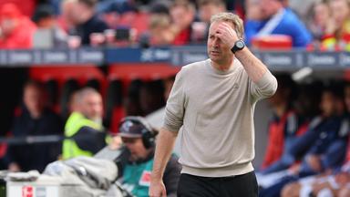 Trainer von Bayer Leverkusen, Kasper Hjulmandam, greift sich an den Kopf im Spiel gegen den Hamburger SV am 16.05.2026 in Leverkusen.