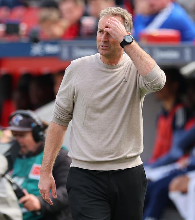 Trainer von Bayer Leverkusen, Kasper Hjulmandam, greift sich an den Kopf im Spiel gegen den Hamburger SV am 16.05.2026 in Leverkusen.