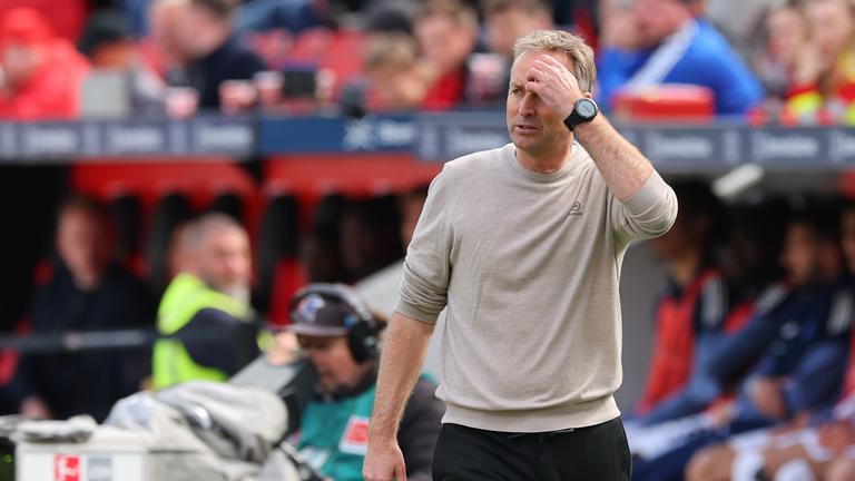 Trainer von Bayer Leverkusen, Kasper Hjulmandam, greift sich an den Kopf im Spiel gegen den Hamburger SV am 16.05.2026 in Leverkusen.