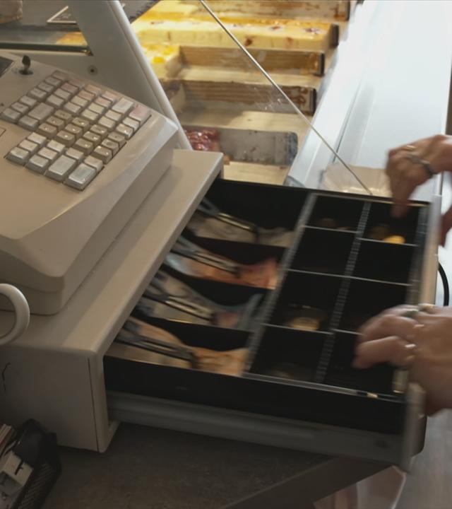 Kasse mit Bargeld