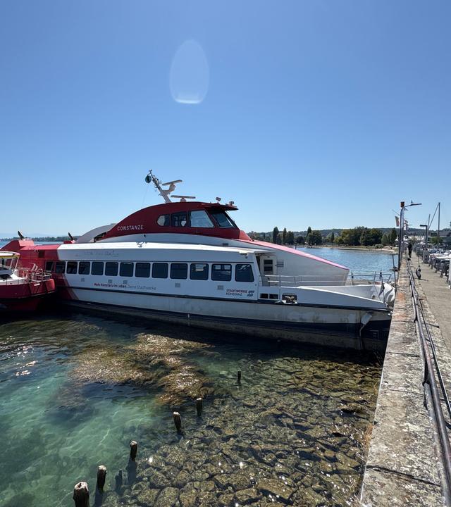14.08.2026, Baden-Württemberg, Konstanz: Eine Katamaran-Fähre steht am Hafen in Konstanz an einer Kaimauer.