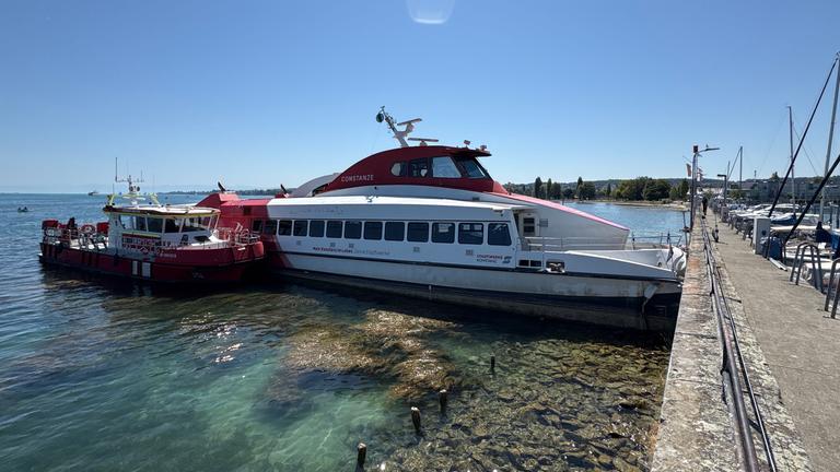 14.08.2026, Baden-Württemberg, Konstanz: Eine Katamaran-Fähre steht am Hafen in Konstanz an einer Kaimauer.