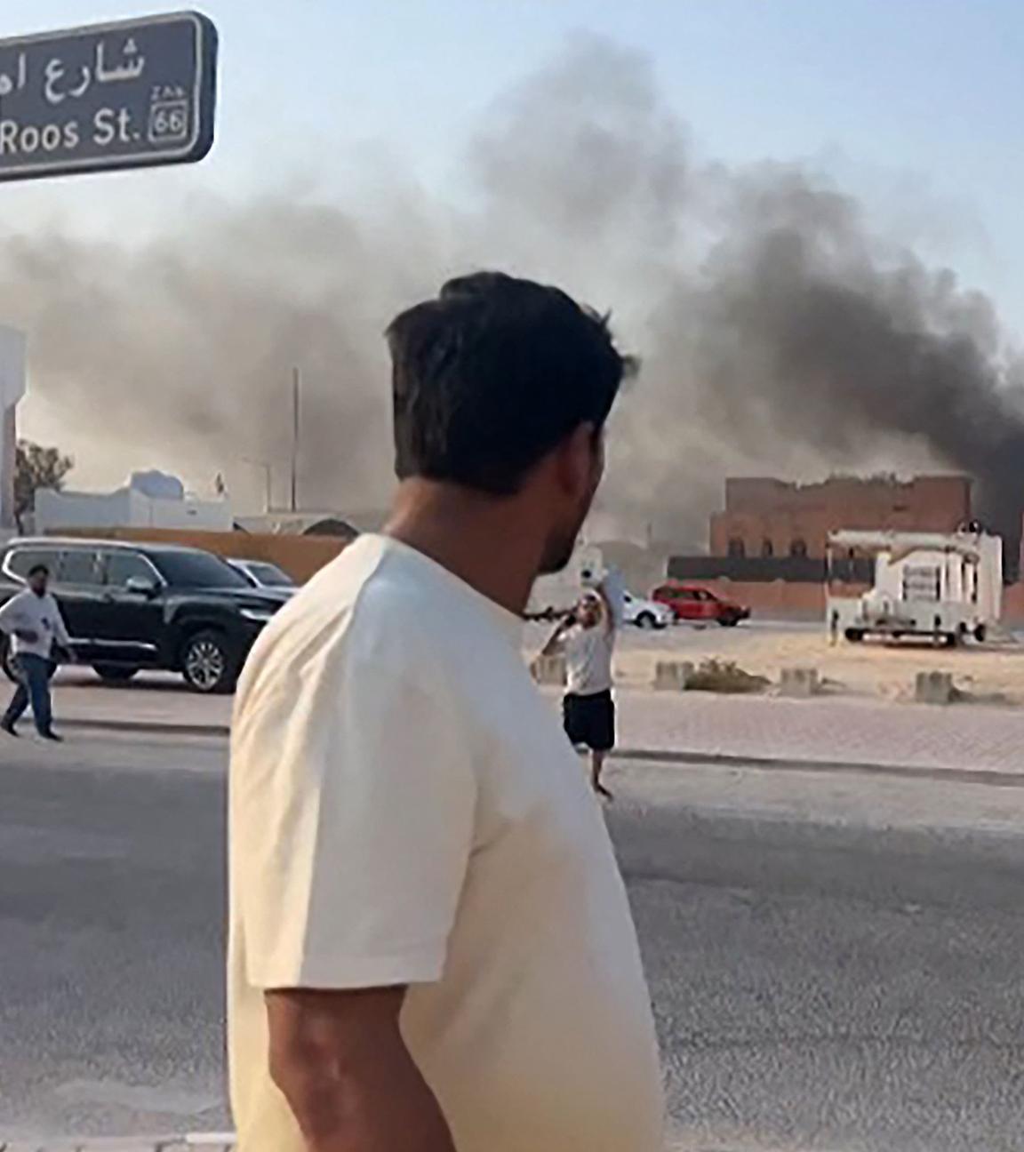 Katar, Doha: Ein Mann betrachtet den aufsteigenden Rauch nach Explosionen in Doha
