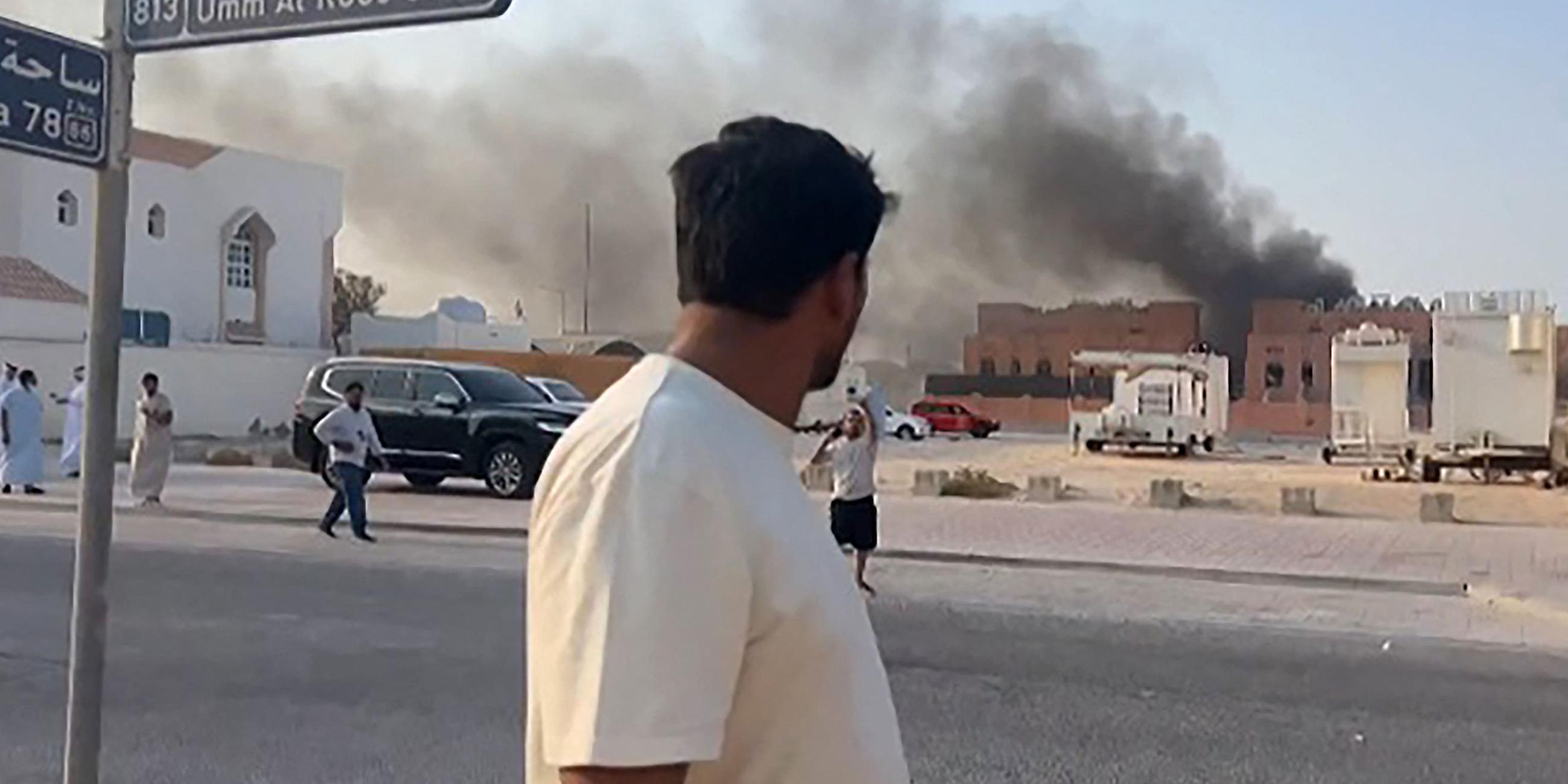 Katar, Doha: Ein Mann betrachtet den aufsteigenden Rauch nach Explosionen in Doha