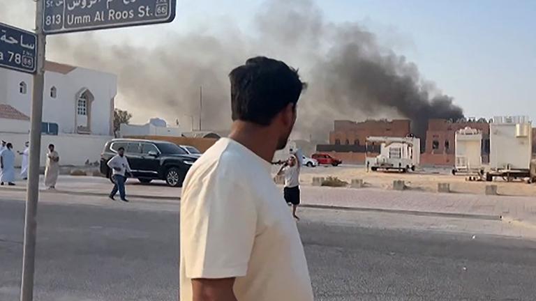 Katar, Doha: Ein Mann betrachtet den aufsteigenden Rauch nach Explosionen in Doha