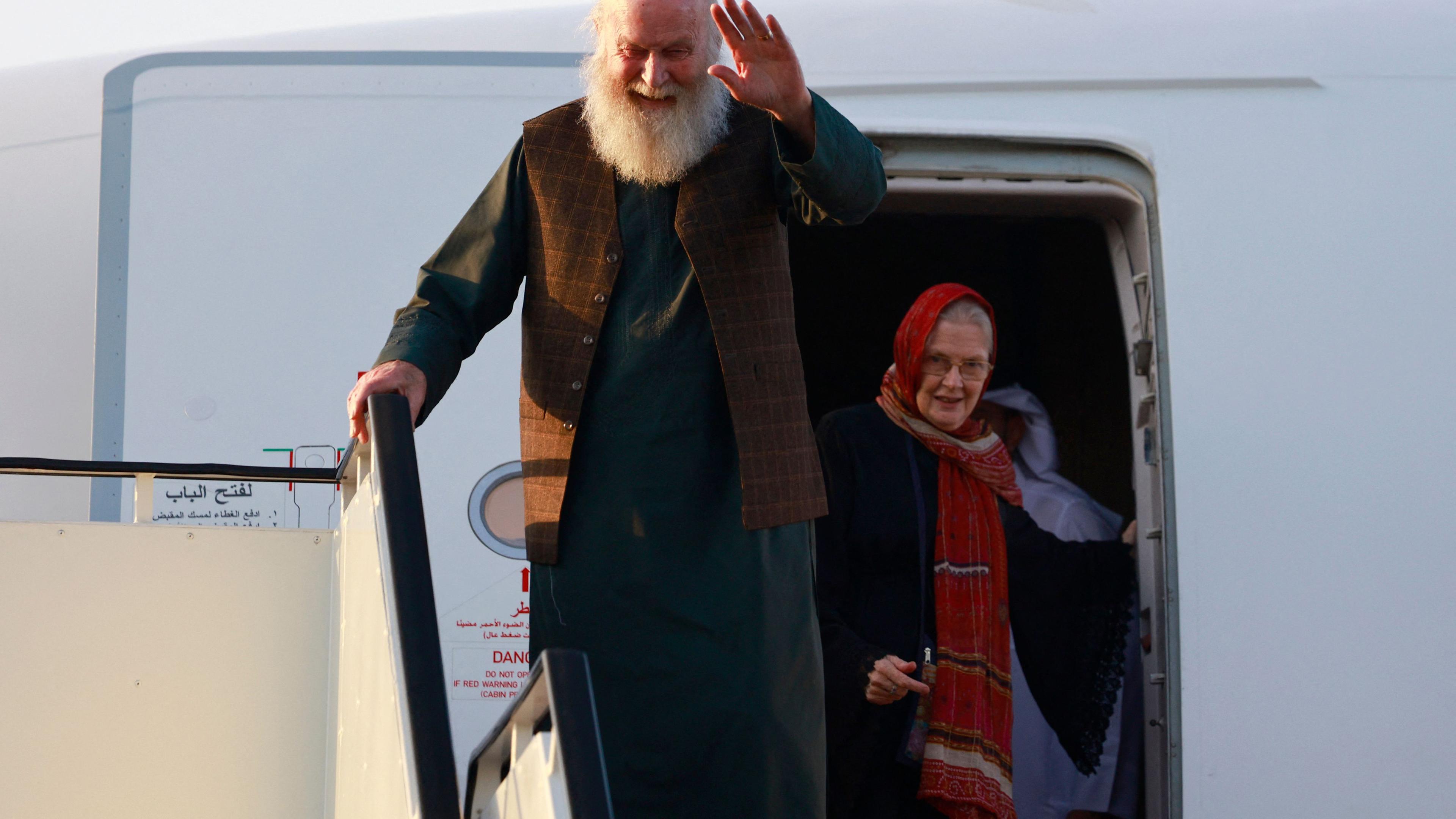 Peter Reynolds winkt, als er nach der Landung am Flughafen in Doha am 19.09.2025 von Barbie Reynolds aus dem Flugzeug begleitet wird.