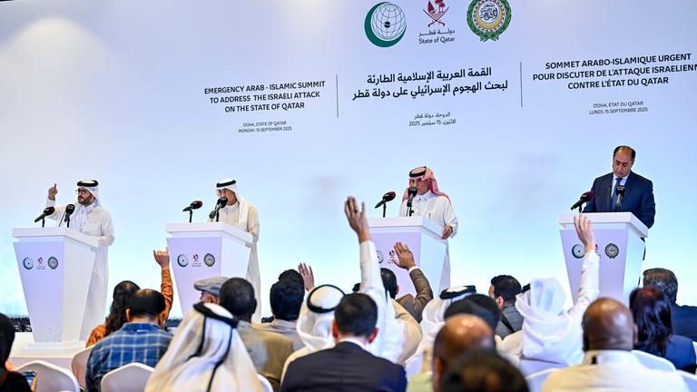 Mehrere Vertreter von arabischen und muslimischen Staaten auf einer Konferenz in Doha