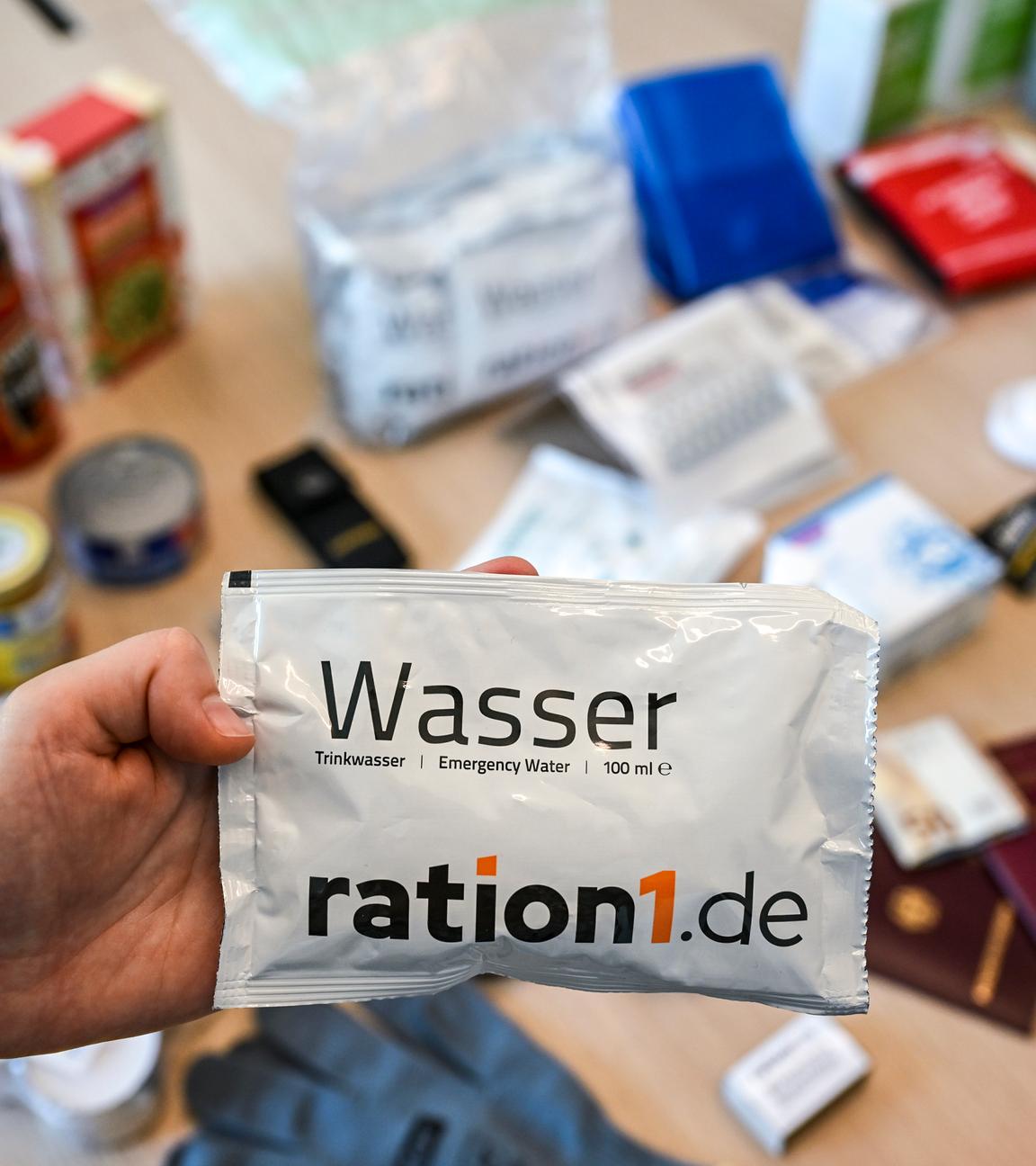 Ein Notfallpaket aus der Krisenvorsorge mit typischen Bestandteilen wie Wasser, Radio, Taschenlampe, Konserven, Erste-Hilfe-Set, Streichhölzern, Feuerzeug, Hygieneartikeln, Handschuhen...