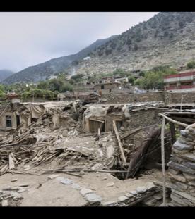 Eingestürzte Häuser sind in einem Gebiet zu sehen, nach dem starken Erdbeben. Nach dem verheerenden Erdbeben im Osten Afghanistans steigen die Opferzahlen weiter an.