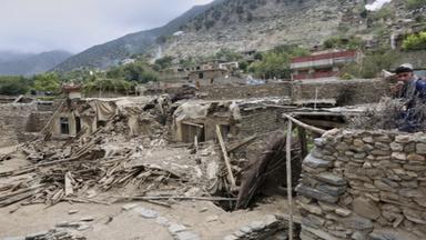 Eingestürzte Häuser sind in einem Gebiet zu sehen, nach dem starken Erdbeben. Nach dem verheerenden Erdbeben im Osten Afghanistans steigen die Opferzahlen weiter an.