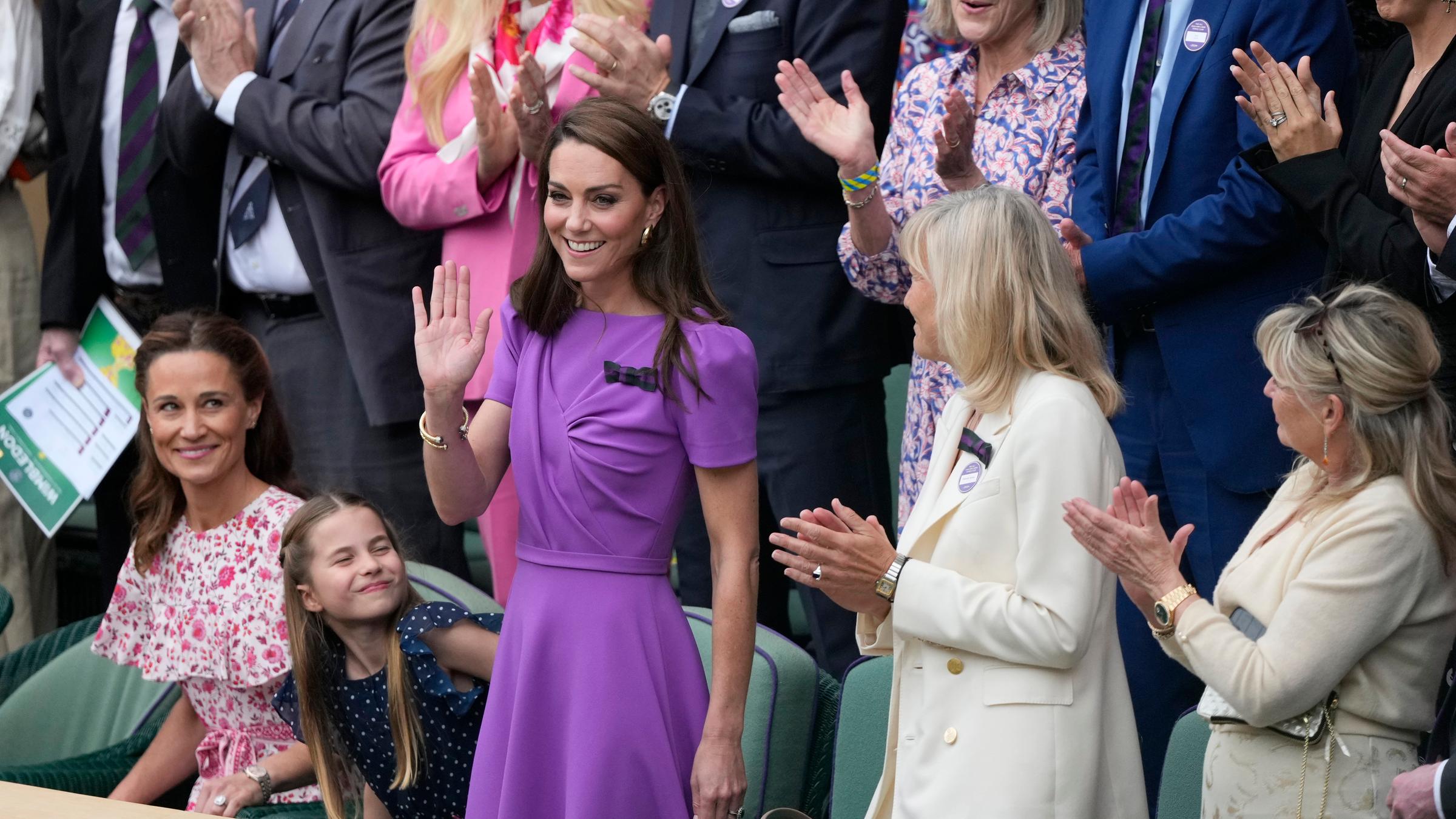 Prinzessin Kate winkt der Menge aus der Royalen Box beim Tennis Turnier Wimbledon.