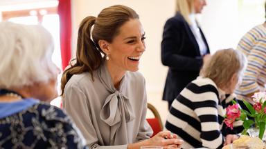 Das Bild zeigt Prinzessin Catherine bei einem Treffen mit Senioren