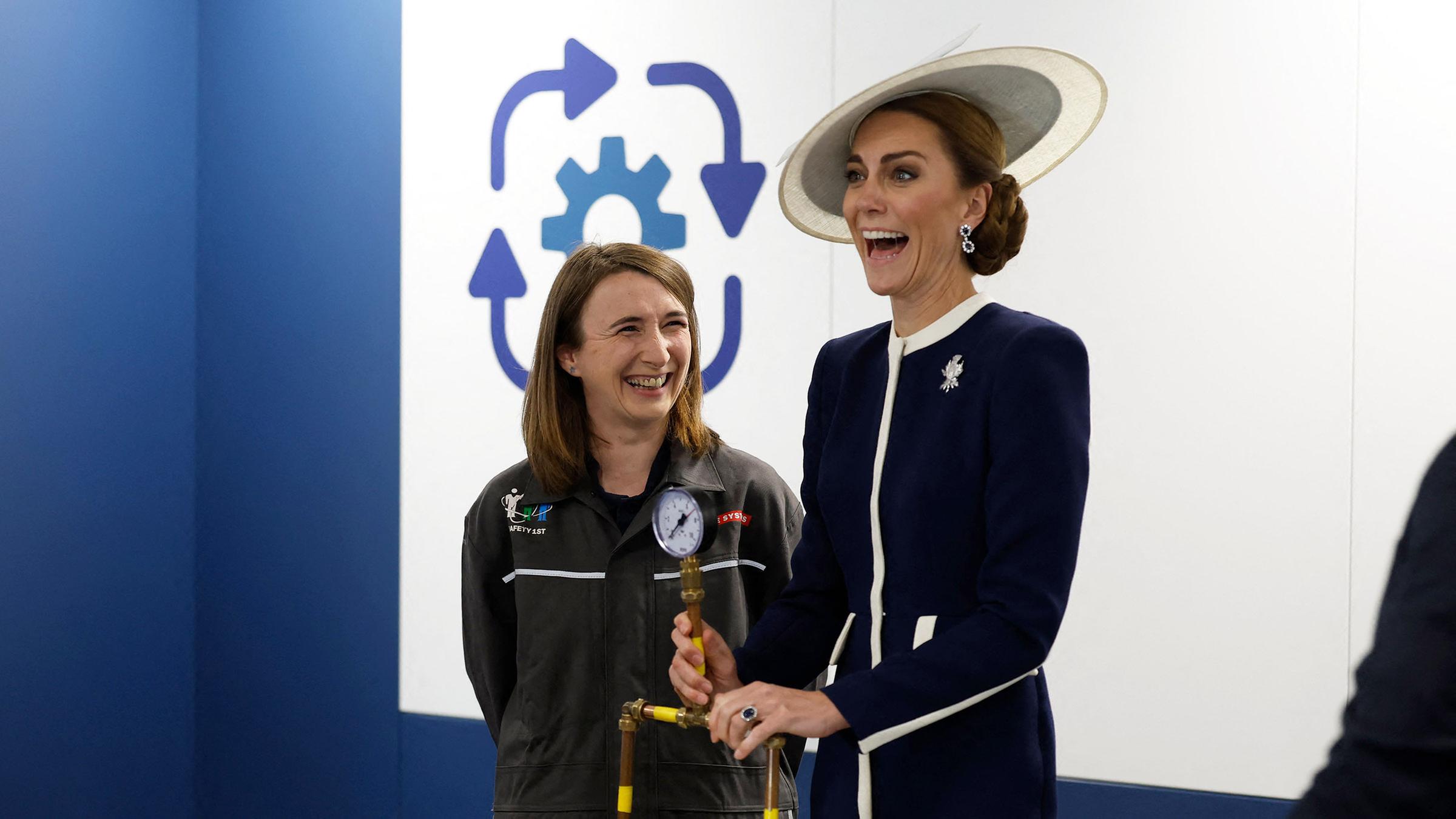 Mit einer Flasche Whiskey und einem ordentlichen Knall hat Prinzessin Kate in Schottland die Fregatte “HMS Glasgow“ getauft. Im Anschluss besuchte sie noch eine Schiffbauakademie. (23.05.2025) 