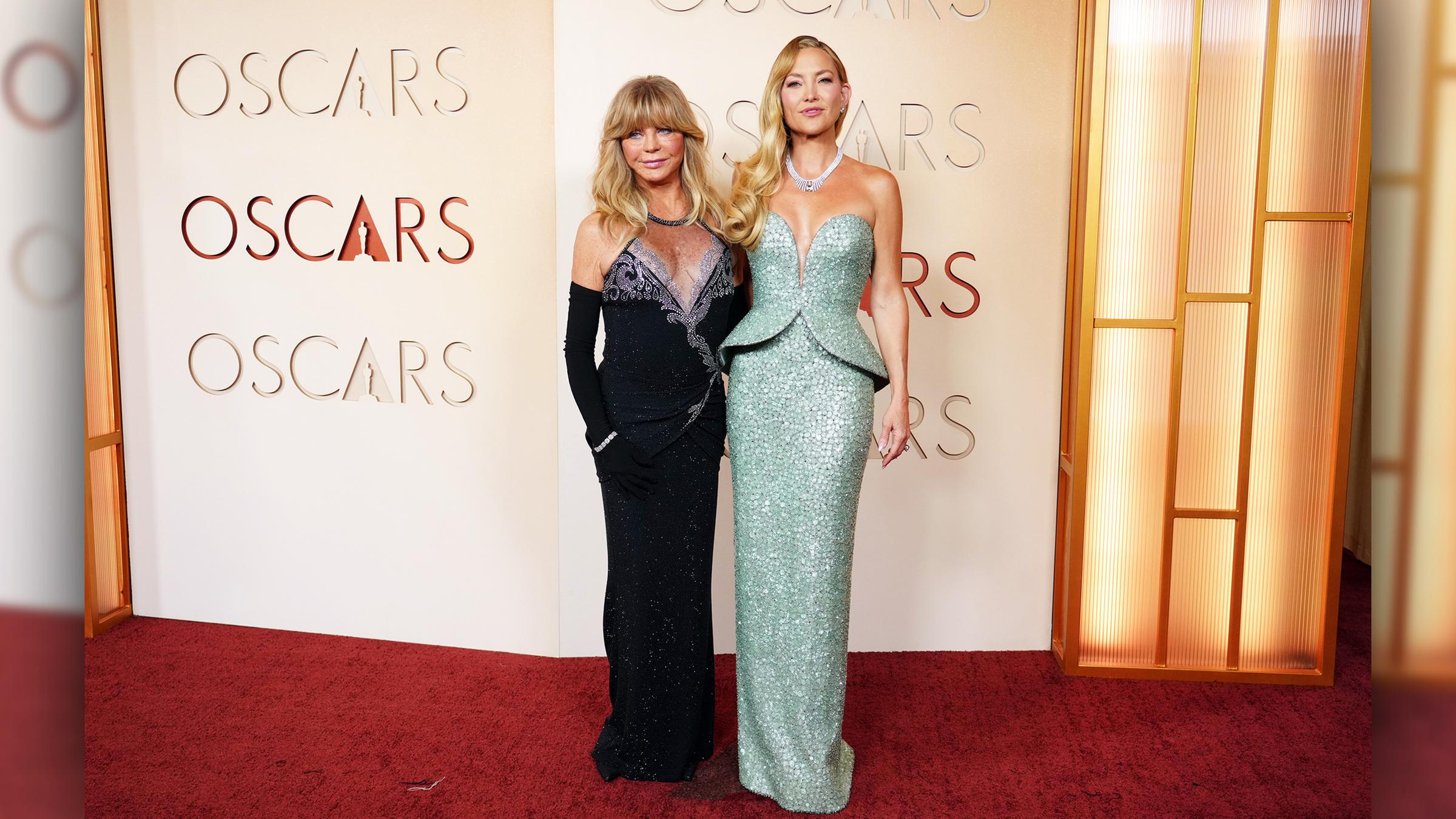 Kate Hudson posiert mit ihrer Mutter Goldie Hawn auf dem roten Teppich bei den Oscars 2026.