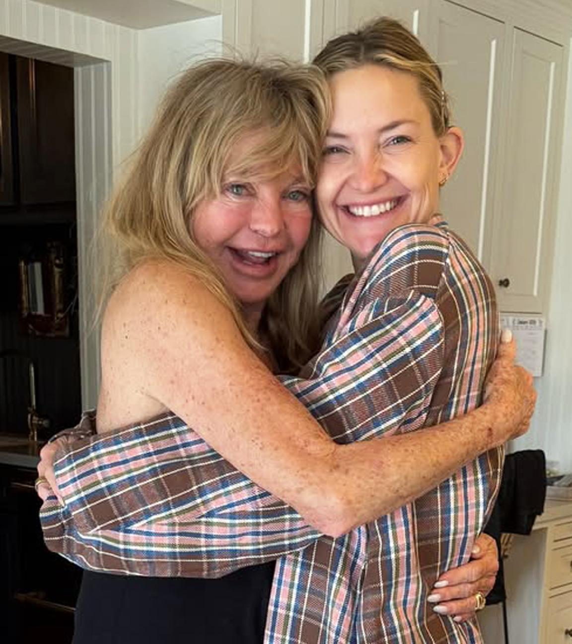 Kate Hudson und ihre Mutter Goldie Hawn umarmen sich und sind glücklich.