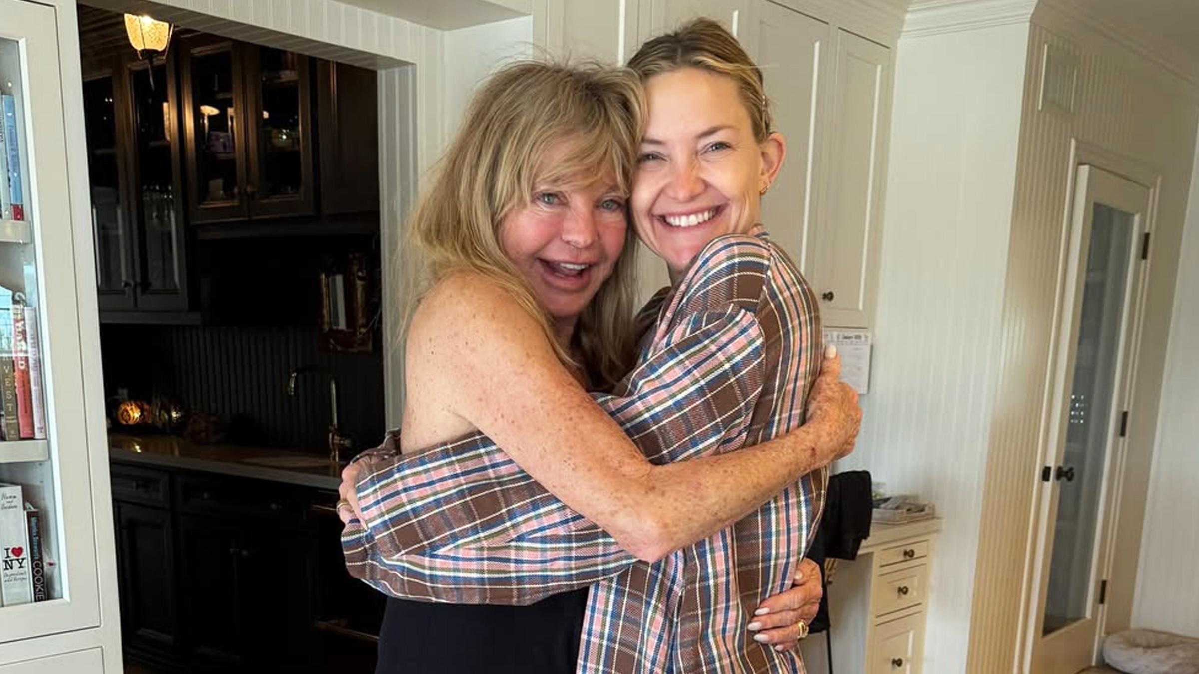Kate Hudson und ihre Mutter Goldie Hawn umarmen sich und sind glücklich.