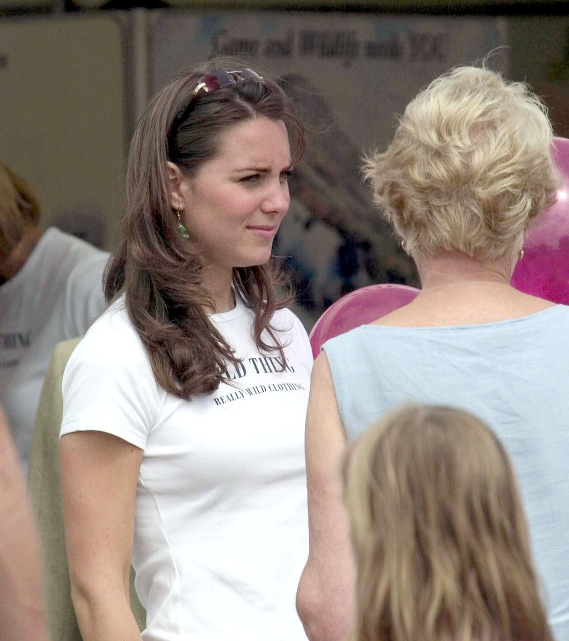 Kate Middleton (links) modelt für "Wild thing" auf einer Messe für Jagdartikel.