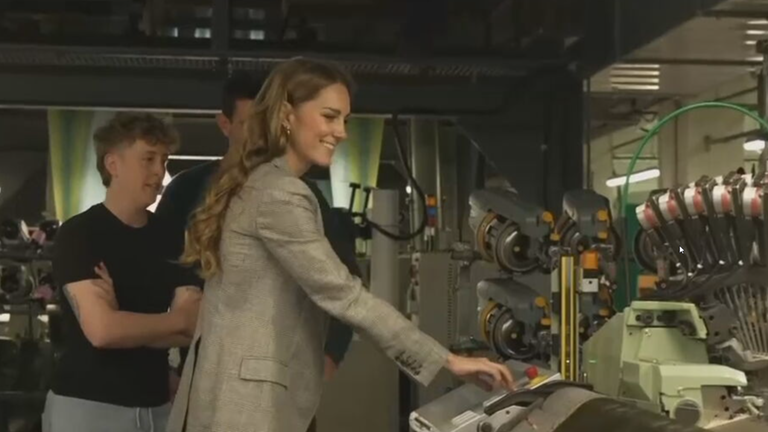 Prinzessin Kate zu Besuch in Seidenfabrik 