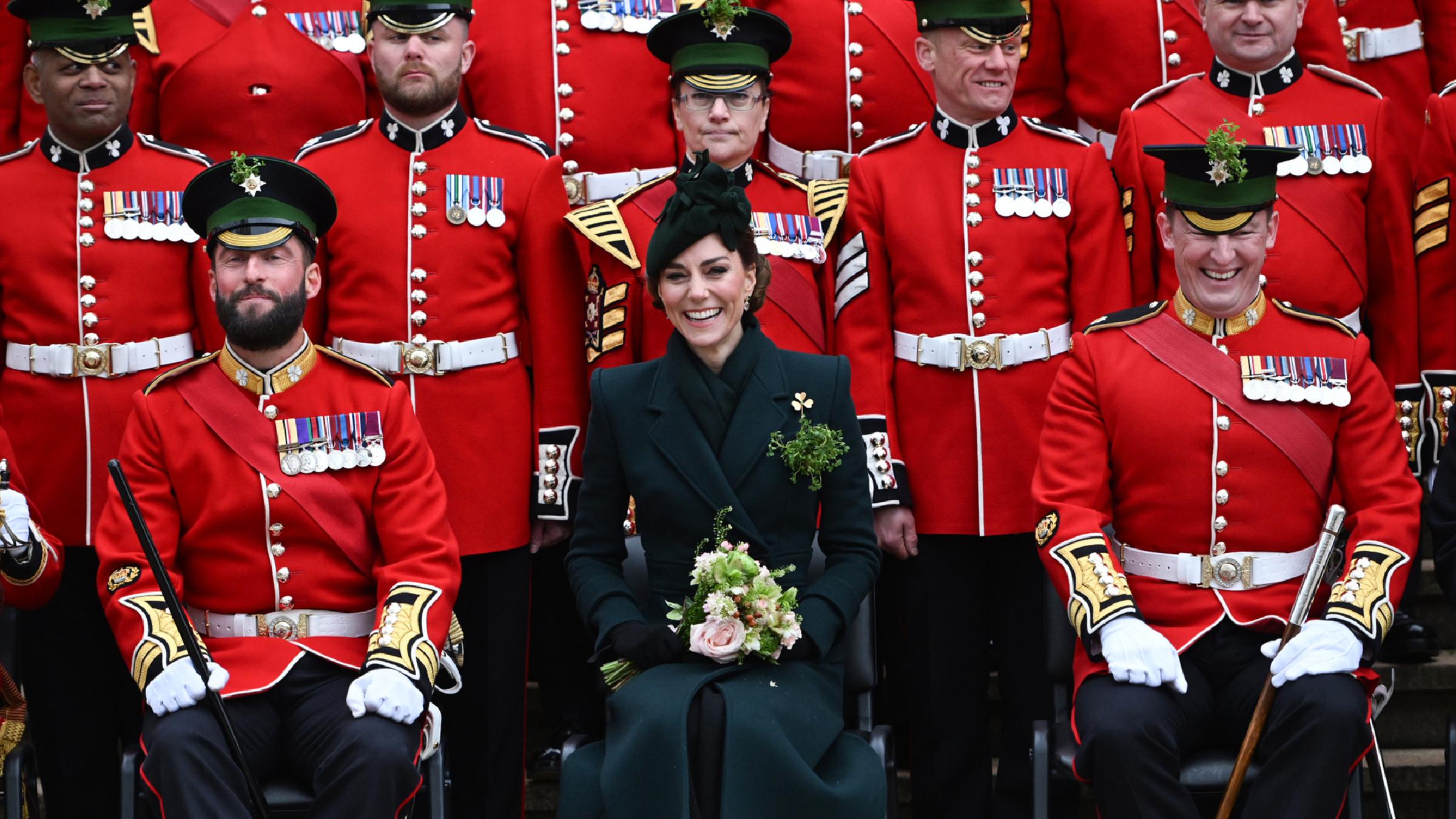 Prinzessin Kate mit der mit der Irischen Garde der Wellington-Kaserne in London