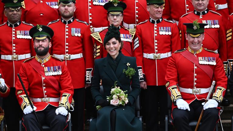 Prinzessin Kate mit der mit der Irischen Garde der Wellington-Kaserne in London