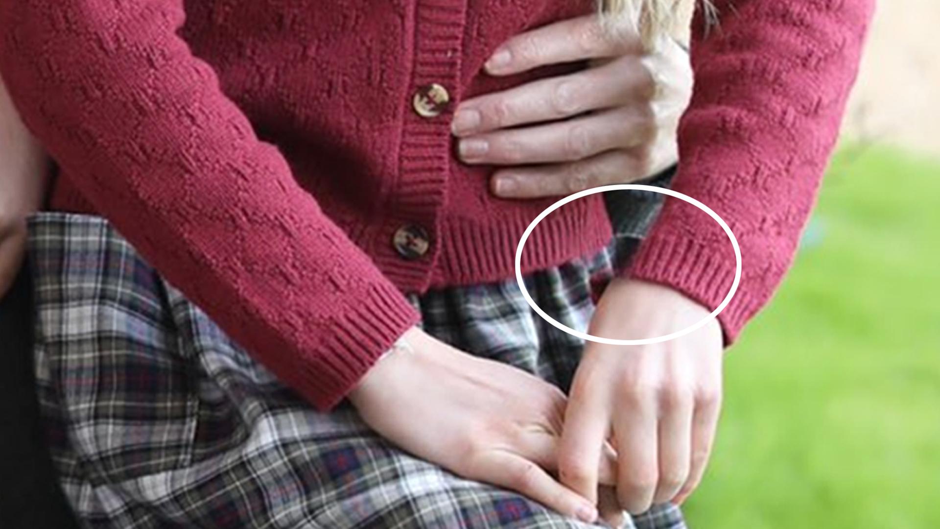 Die entscheidende Stelle an der linken Hand von Prinzessin Charlotte