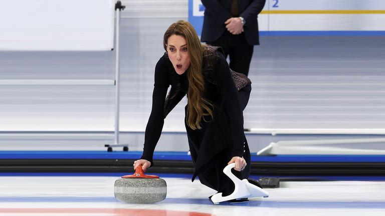 Prinzessin Kate zeigt sich in Aktion während eines Curling-Duells auf dem Eis.